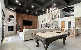 Luxury Gameroom/Basketball Hoop